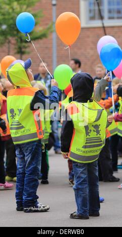 Erstklässler der Grundschule "Am Elbdamm" tragen Warnwesten mit dem Schriftzug "Traffic-Detektive" in Magdeburg, Deutschland, 23. September 2013. Die Sicherheitswesten können helfen, die Schüler im Verkehr mehr sichtbar sein. Startschuss für die Übergabe von der Westen ein Verkehrs-Sicherheit-Kampagne des deutschen Automobilclub ADAC unter der Schirmherrschaft von Sachsen Anhalts Minister für Unterricht und Kunst in seiner Funktion als Vorsitzender der Konferenz der deutschen Kultusminister und Kunst. Foto: Jens Wolf Stockfoto