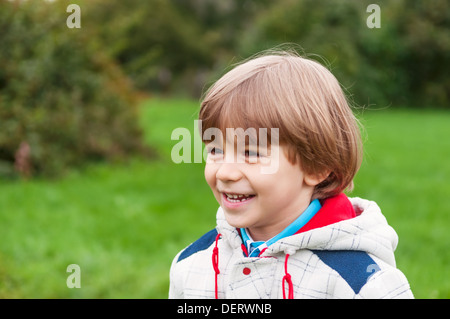 Entzückende junge lächelnd im freien Stockfoto