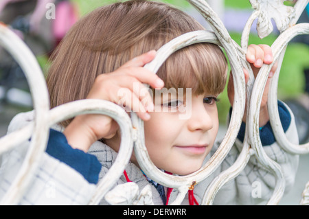 Entzückende junge lächelnd im freien Stockfoto