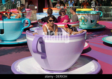 Disneyland, Mad Tea Party Teacup Fahrten, Alice im Wunderland, Anaheim, Kalifornien Stockfoto