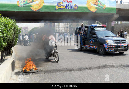 Menschen aus Christian Community protestieren gegen dual selbstmörderisch Explosion Bombenanschlag auf eine Kirche von Peshawar, während einer Demonstration am Shahrah-e-Faisal in Karachi auf Montag, 23. September 2013. Protest-Demos und Kundgebungen gegen die Tragödie wurden in verschiedenen Städten und Dörfern der Pakistan statt. Belagerte Christengemeinde von Pakistan erlitt seine schlimmste jemals am Sonntag nach zwei Selbstmordattentäter angegriffen eine Wahrzeichen des 19. Jahrhunderts Kirche in Peshawar, 85 Menschen getötet und verletzt 140 mehr angreifen. Stockfoto