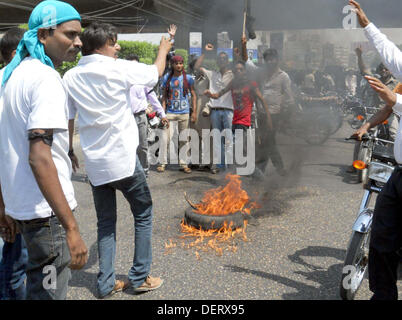 Menschen aus Christian Community protestieren gegen dual selbstmörderisch Explosion Bombenanschlag auf eine Kirche von Peshawar, während einer Demonstration am Shahrah-e-Faisal in Karachi auf Montag, 23. September 2013. Protest-Demos und Kundgebungen gegen die Tragödie wurden in verschiedenen Städten und Dörfern der Pakistan statt. Belagerte Christengemeinde von Pakistan erlitt seine schlimmste jemals am Sonntag nach zwei Selbstmordattentäter angegriffen eine Wahrzeichen des 19. Jahrhunderts Kirche in Peshawar, 85 Menschen getötet und verletzt 140 mehr angreifen. Stockfoto