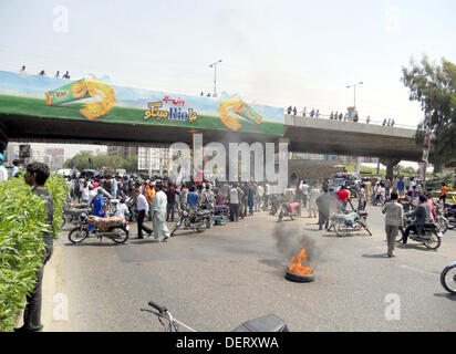 Menschen aus Christian Community protestieren gegen dual selbstmörderisch Explosion Bombenanschlag auf eine Kirche von Peshawar, während einer Demonstration am Shahrah-e-Faisal in Karachi auf Montag, 23. September 2013. Protest-Demos und Kundgebungen gegen die Tragödie wurden in verschiedenen Städten und Dörfern der Pakistan statt. Belagerte Christengemeinde von Pakistan erlitt seine schlimmste jemals am Sonntag nach zwei Selbstmordattentäter angegriffen eine Wahrzeichen des 19. Jahrhunderts Kirche in Peshawar, 85 Menschen getötet und verletzt 140 mehr angreifen. Stockfoto