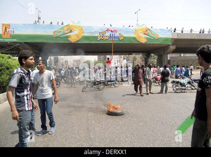 Menschen aus Christian Community protestieren gegen dual selbstmörderisch Explosion Bombenanschlag auf eine Kirche von Peshawar, während einer Demonstration am Shahrah-e-Faisal in Karachi auf Montag, 23. September 2013. Protest-Demos und Kundgebungen gegen die Tragödie wurden in verschiedenen Städten und Dörfern der Pakistan statt. Belagerte Christengemeinde von Pakistan erlitt seine schlimmste jemals am Sonntag nach zwei Selbstmordattentäter angegriffen eine Wahrzeichen des 19. Jahrhunderts Kirche in Peshawar, 85 Menschen getötet und verletzt 140 mehr angreifen. Stockfoto