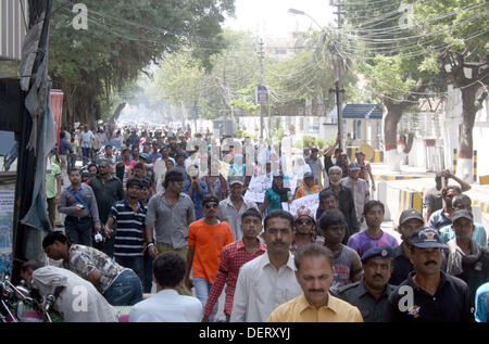 Menschen aus Christian Community protestieren gegen dual selbstmörderisch Explosion Bombenanschlag auf eine Kirche von Peshawar, während einer Demonstration im Presseklub Karachi auf Montag, 23. September 2013. Protest-Demos und Kundgebungen gegen die Tragödie wurden in verschiedenen Städten und Dörfern der Pakistan statt. Belagerte Christengemeinde von Pakistan erlitt seine schlimmste jemals am Sonntag nach zwei Selbstmordattentäter angegriffen eine Wahrzeichen des 19. Jahrhunderts Kirche in Peshawar, 85 Menschen getötet und verletzt 140 mehr angreifen. Stockfoto