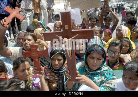 Menschen aus Christian Community protestieren gegen dual selbstmörderisch Explosion Bombenanschlag auf eine Kirche von Peshawar, während einer Demonstration im Presseklub Karachi auf Montag, 23. September 2013. Protest-Demos und Kundgebungen gegen die Tragödie wurden in verschiedenen Städten und Dörfern der Pakistan statt. Belagerte Christengemeinde von Pakistan erlitt seine schlimmste jemals am Sonntag nach zwei Selbstmordattentäter angegriffen eine Wahrzeichen des 19. Jahrhunderts Kirche in Peshawar, 85 Menschen getötet und verletzt 140 mehr angreifen. Stockfoto