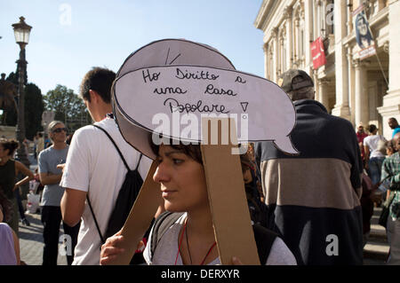 Rom Italien. 23. September 2013. Hunderte von Demonstranten Join Mieter Gewerkschaften im Zentrum von Rom für mehr Recht auf Wohnraum und Vertreibungen erhöht haben, in Zeiten der wirtschaftlichen Sparmaßnahmen, die die Familien, die es sich kaum leisten können Zahlen ihre Miete Mieten Wanderungen nach zu stoppen Stockfoto