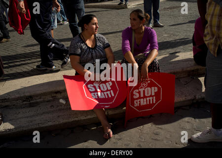 Rom Italien. 23. September 2013. Frauen Demonstranten mit Plakaten, die "Stop Evicitons" gelesen. Hunderte von Demonstranten Join Mieter Gewerkschaften im Zentrum von Rom für mehr Recht auf Wohnraum und Vertreibungen erhöht haben, in Zeiten der wirtschaftlichen Sparmaßnahmen, die die Familien, die es sich kaum leisten können Zahlen ihre Miete Mieten Wanderungen nach zu stoppen Stockfoto