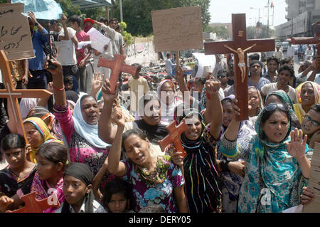 Menschen aus Christian Community protestieren gegen dual selbstmörderisch Explosion Bombenanschlag auf eine Kirche von Peshawar, während einer Demonstration im Presseklub Karachi auf Montag, 23. September 2013. Protest-Demos und Kundgebungen gegen die Tragödie wurden in verschiedenen Städten und Dörfern der Pakistan statt. Belagerte Christengemeinde von Pakistan erlitt seine schlimmste jemals am Sonntag nach zwei Selbstmordattentäter angegriffen eine Wahrzeichen des 19. Jahrhunderts Kirche in Peshawar, 85 Menschen getötet und verletzt 140 mehr angreifen. Stockfoto