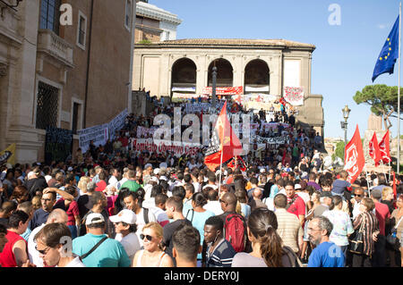 Rom Italien. 23. September 2013. Hunderte von Demonstranten Join Mieter Gewerkschaften im Zentrum von Rom für mehr Recht auf Wohnraum und Vertreibungen erhöht haben, in Zeiten der wirtschaftlichen Sparmaßnahmen, die die Familien, die es sich kaum leisten können Zahlen ihre Miete Mieten Wanderungen nach zu stoppen Stockfoto