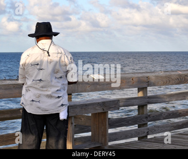 Mann Angeln am Pier Hintergrund Stockfoto