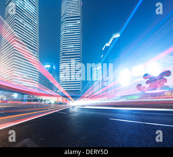 Die Lichtspuren auf dem Hintergrund der modernen Gebäude in shanghai China. Stockfoto