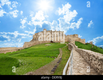 Spione Burg aus der unteren Wände am sonnigen Frühlingstag Stockfoto