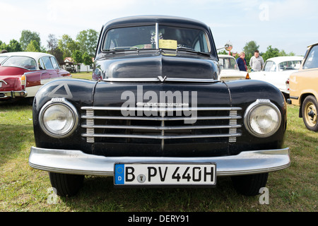 PAAREN IM GLIEN, Deutschland - 19 Mai: Auto Volvo PV444, "Die Oldtimer Show" im MAFZ, 19. Mai 2013 in Paaren Im Glien, Deutschland Stockfoto