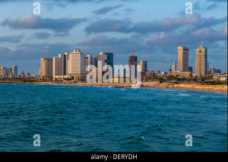 Tel Aviv Cityline und Wellenbrecher vom alten Jaffa aus gesehen Stockfoto