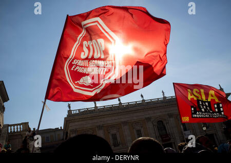 Rom Italien. 23. September 2013. Hunderte von Demonstranten Join Mieter Gewerkschaften im Zentrum von Rom für mehr Recht auf Wohnraum und Vertreibungen erhöht haben, in Zeiten der wirtschaftlichen Sparmaßnahmen, die die Familien, die es sich kaum leisten können Zahlen ihre Miete Mieten Wanderungen nach zu stoppen Stockfoto