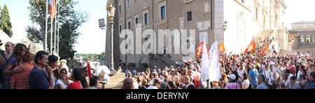 Rom Italien. 23. September 2013. Hunderte von Demonstranten Join Mieter Gewerkschaften im Zentrum von Rom für mehr Recht auf Wohnraum und Vertreibungen erhöht haben, in Zeiten der wirtschaftlichen Sparmaßnahmen, die die Familien, die es sich kaum leisten können Zahlen ihre Miete Mieten Wanderungen nach zu stoppen Stockfoto