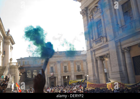 Rom Italien. 23. September 2013. Ein Demonstrant Lichter Rauch Blendenflecken Hunderte von Demonstranten an Mieter Gewerkschaften im Zentrum von Rom für mehr Recht auf Wohnraum und Stop Zwangsräumungen erhöht haben, in Zeiten der wirtschaftlichen Sparmaßnahmen, die die Familien, die kranke können es sich leisten, zahlen ihre Miete, die folgende Miete Wanderungen Stockfoto