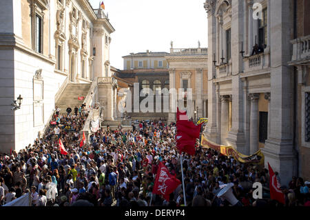 Rom Italien. 23. September 2013. Hunderte von Demonstranten Join Mieter Gewerkschaften im Zentrum von Rom für mehr Recht auf Wohnraum und Vertreibungen erhöht haben, in Zeiten der wirtschaftlichen Sparmaßnahmen, die die Familien, die es sich kaum leisten können Zahlen ihre Miete Mieten Wanderungen nach zu stoppen Stockfoto