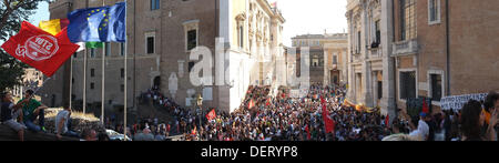 Rom Italien. 23. September 2013. Hunderte von Demonstranten Join Mieter Gewerkschaften im Zentrum von Rom für mehr Recht auf Wohnraum und Vertreibungen erhöht haben, in Zeiten der wirtschaftlichen Sparmaßnahmen, die die Familien, die es sich kaum leisten können Zahlen ihre Miete Mieten Wanderungen nach zu stoppen Stockfoto