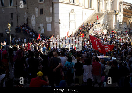 Rom Italien. 23. September 2013. Hunderte von Demonstranten Join Mieter Gewerkschaften im Zentrum von Rom für mehr Recht auf Wohnraum und Vertreibungen erhöht haben, in Zeiten der wirtschaftlichen Sparmaßnahmen, die die Familien, die es sich kaum leisten können Zahlen ihre Miete Mieten Wanderungen nach zu stoppen Stockfoto