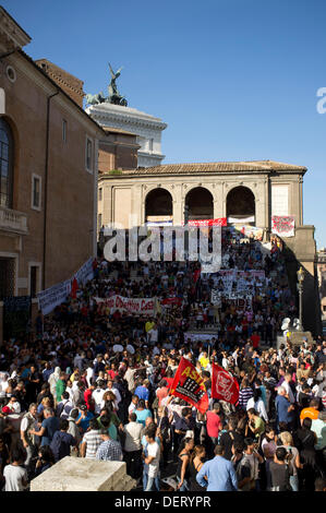 Rom Italien. 23. September 2013. Hunderte von Demonstranten Join Mieter Gewerkschaften im Zentrum von Rom für mehr Recht auf Wohnraum und Vertreibungen erhöht haben, in Zeiten der wirtschaftlichen Sparmaßnahmen, die die Familien, die es sich kaum leisten können Zahlen ihre Miete Mieten Wanderungen nach zu stoppen Stockfoto