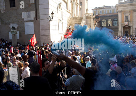 Rom Italien. 23. September 2013. Ein Demonstrant Lichter Rauch Blendenflecken Hunderte von Demonstranten an Mieter Gewerkschaften im Zentrum von Rom für mehr Recht auf Wohnraum und Stop Zwangsräumungen erhöht haben, in Zeiten der wirtschaftlichen Sparmaßnahmen, die die Familien, die kranke können es sich leisten, zahlen ihre Miete, die folgende Miete Wanderungen Stockfoto