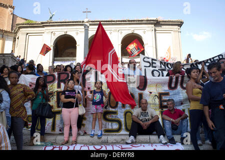 Rom Italien. 23. September 2013. Hunderte von Demonstranten Join Mieter Gewerkschaften im Zentrum von Rom für mehr Recht auf Wohnraum und Vertreibungen erhöht haben, in Zeiten der wirtschaftlichen Sparmaßnahmen, die die Familien, die es sich kaum leisten können Zahlen ihre Miete Mieten Wanderungen nach zu stoppen Stockfoto