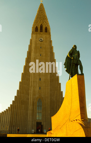 Hallgrimskirkja und Leif Erikson Statue. Reykjavik, Island, Europa. Stockfoto