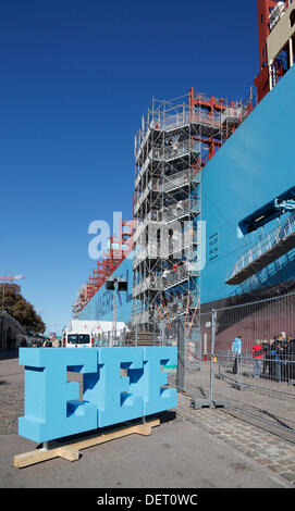 Kopenhagen, Dänemark, 23. Sept.. Maersk Line Triple-E Schiff majestätischen Maersk angekommen, Langelinie im Hafen von Kopenhagen gestern Abend für eine Woche der Präsentation und der Name Siegerehrung. Am Mittwoch benennt ihre königliche Hoheit Kronprinzessin größte Schiff der Welt. Dies markiert den Beginn des Schiffes und die Ausstellung im Langelinie und die Öffentlichkeit wird eine Tour auf das Containerschiff angeboten. Mehr als 42.000 Menschen haben bereits ihr Ticket für das Schiff, 400 m lang und 59 m Breite an Bord gebucht. Der majestätische Maersk ist das zweite von Maersk 20 bestellten Schiffe der Triple-E. Bildnachweis: Niels Quist / Alamy Liv Stockfoto