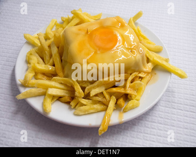 Francesinha - typische Sandwich von Oporto, Portugal Stockfoto