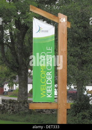 Banner-Schild am Kielder Castle, Forstverwaltung, Northumberland, England, Vereinigtes Königreich Stockfoto