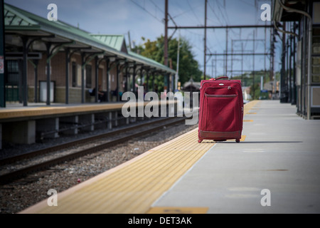 Verlassene Koffer am Bahnhof Stockfoto