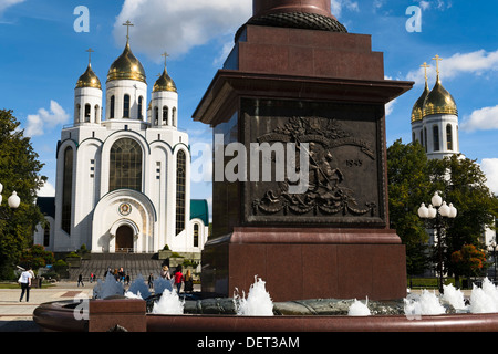 Siegessäule und Kathedrale von Christus dem Erlöser am Siegesplatz, Kaliningrad, Russland Stockfoto