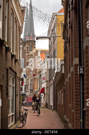 Radfahren in den Gassen der Innenstadt von Delft Stockfoto