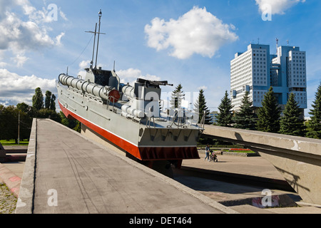 Torpedoboot am Denkmal vor Haus der Sowjets, Kaliningrad, Russland Stockfoto