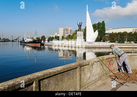 Erinnerung an die Fischer und die Statue des Hl. Nikolaus des Wundertäters, Kaliningrad, Russland Stockfoto