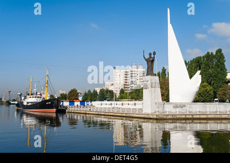 Erinnerung an die Fischer und die Statue des Hl. Nikolaus des Wundertäters, Kaliningrad, Russland Stockfoto