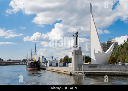 Erinnerung an die Fischer und die Statue des Hl. Nikolaus des Wundertäters, Kaliningrad, Russland Stockfoto