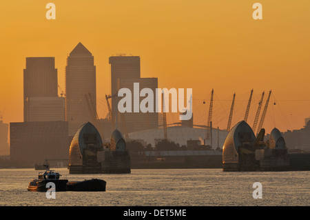 Canary Wharf und die O2 Arena von Woolwich, South East London, in der Dämmerung, mit der Thames Barrier im Vordergrund Stockfoto