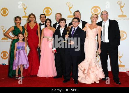 Los Angeles, CA. 22. September 2013. Sarah Hyland, Aubrey Anderson-Emmons, Sofia Vergara, Ty Burrell, Jesse Tyler Ferguson, Ariel Winter, Eric Stonestreet, Nolan Gould, Rico Rodriguez, Julie Bowen und Ed O'Neill im Presseraum der 65. Primetime Emmy Awards - Presse Raum, Nokia Theatre L.A. Live, Los Angeles, CA 22. September 2013. Bildnachweis: Dee Cercone/Everett Collection/Alamy Live-Nachrichten Stockfoto