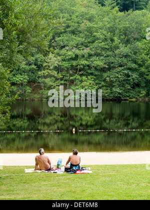 Künstlichen Flussstrand am Fluss Maulde in der zahlt Mont et Staustufen Bereich der Haute-Vienne, Limousin, Frankreich. Stockfoto