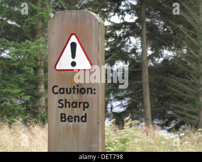 Warnzeichen für einen gefährlich scharfen Kurve auf einem Mountainbike Trail, UK Stockfoto