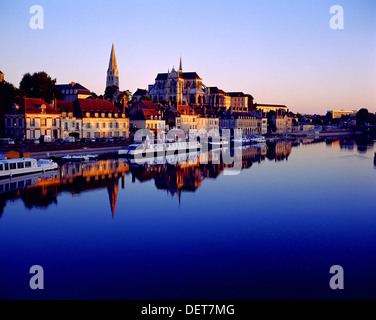 Auxerre im Morgengrauen Stockfoto