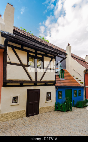 Goldenes Gässchen (Zlata Ulicka in Tschechien), die Straße voll von kleinen Häusern im Stil des Manierismus am Ende des 16. Jahrhunderts erbaut. Stockfoto