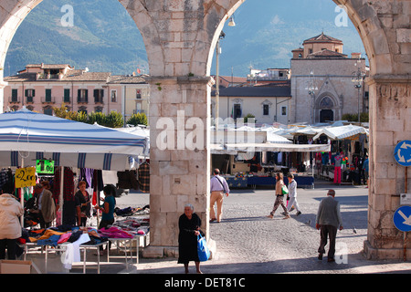 Der Markt auf der Piazza Garibaldi in Sulmona, Italien. Stockfoto