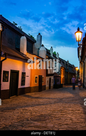 Goldenes Gässchen (Zlata Ulicka in Tschechien), die Straße voll von kleinen Häusern im Stil des Manierismus am Ende des 16. Jahrhunderts erbaut. Stockfoto