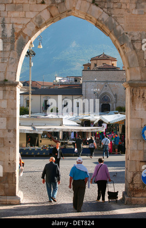 Der Markt auf der Piazza Garibaldi in Sulmona, Italien. Stockfoto