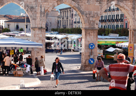 Das mittelalterliche Aquädukt umrahmen den Markt auf der Piazza Garibaldi in Sulmona, Italien. Stockfoto