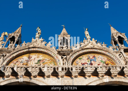 Markusplatz und Engel, Detail der Fassade der Basilica di San Marco (Markusdom), Markusplatz, Venedig, UNESCO Stockfoto